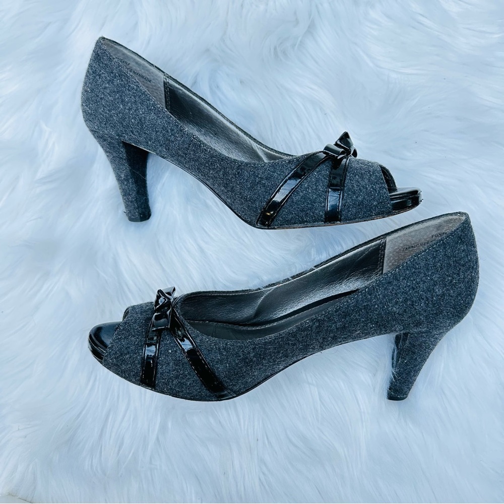 Liz Claiborne Fontana Gray Fabric Peep Toe Bow 3" Heels, 8